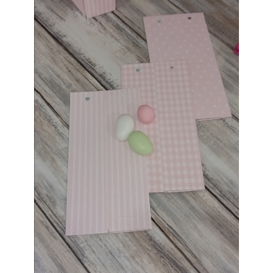Llavero bebé gateando rosa con caja de peladillas