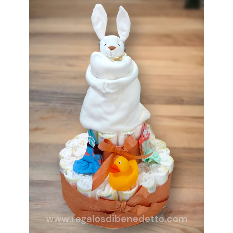 Tarta de pañales mantita y conejo con complementos