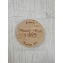 Abridor madera con imán grabado corazón