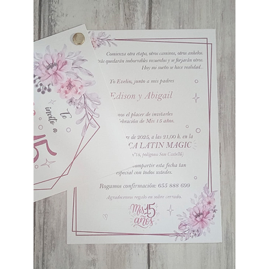 Invitación 15 años flores rosa y lila