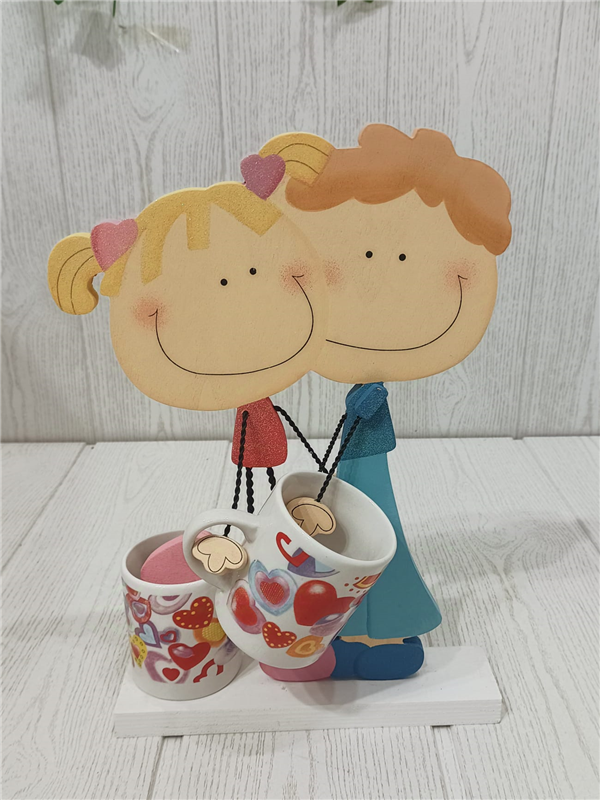 Parejita madera con tazas corazón