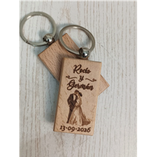 LLavero madera boda con dibujo de novios