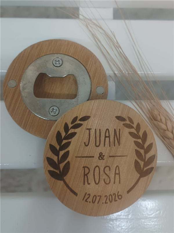 Abridor madera con imán grabado hojitas