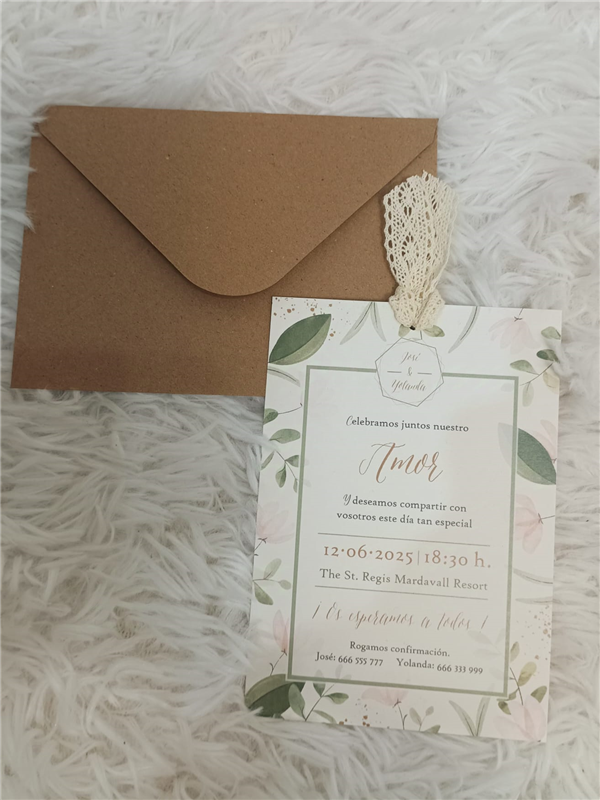 Invitación de boda hojas verde y rosa con encajito